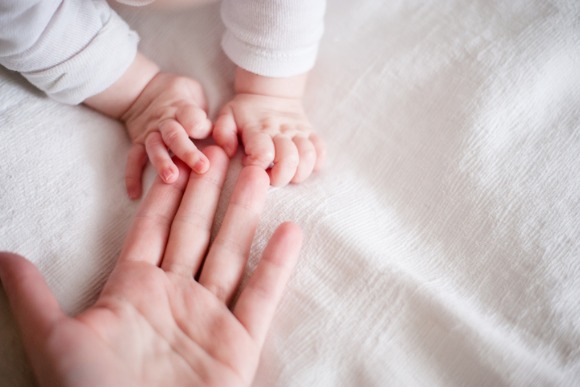 hands-of-a-newborn-baby-in-the-mothers-fingers-picture-id912113884